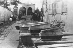 Caixões com corpos dos judeus assassinados durante o pogrom de Kielce. Polônia, 6 de julho de 1946.