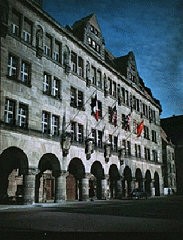 O Palácio da Justiça, em Nuremberg, onde foi realizado o julgamento dos criminosos-de-guerra pelo Tribunal Militar Internacional. As bandeiras dos quatro Estados de acusação (EUA, França, Inglaterra, e União Soviética) estão hasteadas  acima da entrada principal.