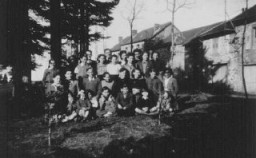 کودکان یهودی که در پرورشگاهی به نام "Maison des Roches"، به سرپرستی دانیل تروکمه (در قسمت پشت عکس، نفر وسط با عینک) پناه داده شده بودند. لوشامبون- سور- لينون، فرانسه، بین سال های 1941 و 1943.