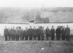 ロマ族（ジプシー）の捕虜収容所での点呼。1940年〜1941年、オーストリア、ラッケンバッハ。