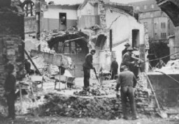 Разорение дортмундской синагоги во время “Хрустальной ночи” (“Ночи разбитых витрин”). Германия, ноябрь 1938 года