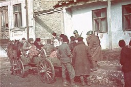 Soldados romenos supervisionam a deportação dos judeus de Kishinev.  Kishinev, Bessarábia, Romênia, 28 de outubro de 1941.