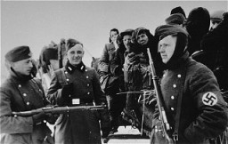 Giovani soldati tedeschi durante la deportazione degli Ebrei dal ghetto di Zychlin al campo di Chelmo. I Nazisti avevano programmato questa deportazione per il giorno della festa religiosa ebraica Purim. Polonia, 3 marzo 1942.