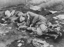 Уцелевший узник лагеря вскоре после освобождения. Берген-Бельзен, Германия, после 12 апреля 1945 года.