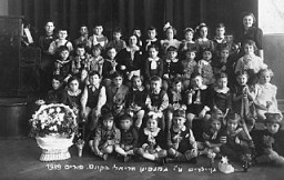عکسی از جشن پوریم یک کلاس کودکستان در ورزشگاه یهودیان رئالی. کوونو، لیتوانی، 5 مارس 1939.
