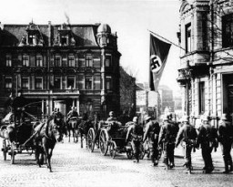 Forces allemandes entrant dans Aix-la-Chapelle, sur la frontière avec la Belgique, à la suite de la remilitarisation de la Rhénanie. Aix-la-Chapelle, Allemagne, 18 mars 1936.