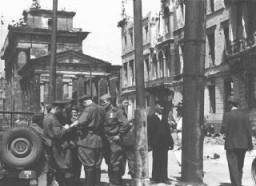 Des soldats soviétiques dans une rue de la zone d’occupation soviétique de Berlin à la suite de la défaite de l’Allemagne. Berlin, Allemagne, après le 9 mai 1945.