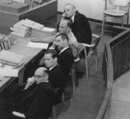 النائبون العامون من بينهم النائب العام الجينيرال جيديون هاوزنر (على اليسار الأسفل) خلال محاكمة أدولف أيشمان. القدس إسرائيل 30 مايو 1961.