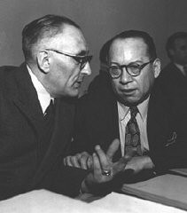 会話中のラファエル・レムキン教授（左）とパナマのリカルド・アルファロ（国連総会第六委員会の委員長）。集団殺害罪の防止及び処罰に関する条約決定の総会本会議の前。