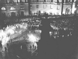 Miles de estudiantes universitarios en Berlín y miembros de las SA se juntan en el Opernplatz de Berlín para quemar libros calificados "no alemán". Berlín, Alemania, 10 de mayo de 1933.