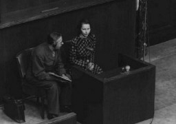 Vladislava Karolewska, victime des expériences médicales au camp de Ravensbrück, fut l'une des quatre polonaises qui comparurent comme témoins à charge au procès des médecins. Nuremberg, Allemagne, 22 décembre 1946.