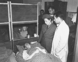 Un employé de l’UNRRA (Administration des Nations Unies pour les secours et la reconstruction) avec un survivant du camp de concentration de Buchenwald après sa libération. Allemagne, 13 juin 1945.