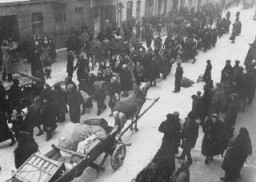 Juifs déportés d’Allemagne et d’Autriche marchant vers le ghetto de Lodz. Lodz, Pologne, octobre 1941.