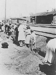 Juives déportées de Brême, Allemagne, forcées à creuser une tranchée dans une gare ferroviaire. Minsk, Union soviétique, 1941.