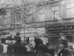 Des Juifs âgés sont transférés des résidences qui leur avaient été attribuées vers une zone du ghetto. Budapest, Hongrie, novembre ou décembre 1944.