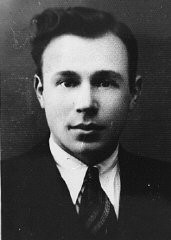 Ignac Shepetis aida les membres de la résistance juive à s’échapper du ghetto de Kovno et à rejoindre les partisans dans la forêt de Rudniki près de Vilno (aujourd’hui Vilnius). Kovno (aujourd'hui Kaunas), Lituanie, 1943-1944.