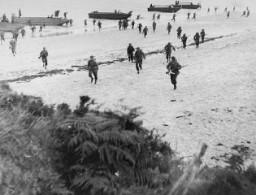 Dデイにフランスのノルマンディーの海岸に上陸したイギリス軍。この日、ヨーロッパにおけるドイツ軍との第二前線を確立するために連合軍がフランスに進軍した。 1944年6月6日、フランス、ノルマンディー。