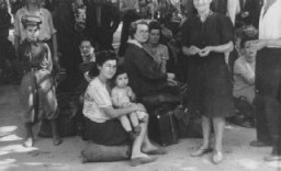 Réfugiés juifs polonais arrivant à Vienne dans le cadre de la Brihah (fuite massive des Juifs d'Europe orientale après-guerre). Autriche, été 1946.