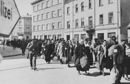 Deportasi dari ghetto Krakow ketika ghetto tersebut dilikuidasi. Krakow, Polandia, Maret 1943.