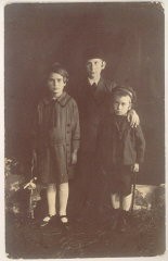 This 1925 photograph taken in Kolbuszowa, Poland, shows Norman Salsitz (at right) with his sister Rachel (left) and brother David (center).
With the end of World War II and collapse of the Nazi regime, survivors of the Holocaust faced the daunting task of rebuilding their lives. With little in the way of financial resources and few, if any, surviving family members, most eventually emigrated from Europe to start their lives again. Between 1945 and 1952, more than 80,000 Holocaust survivors immigrated to the United States. Norman was one of them. 