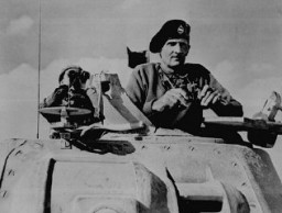 مصر میں برطانوی فوجوں کے کمانڈر جنرل برنارڈ ایل مانٹگمری شمالی افریقہ میں فوجی مہم کے دوران جرمن صفوں کی جانب پیش قدمی کرتے ہوئے برطانوی ٹینکوں کو دیکھ رہے ہیں۔ نومبر 1942 ۔