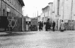 Guardias revisan los documentos de identidad de unas mujeres en la entrada al ghetto de Munkacs, en una parte de Checoslovaquia que Hungría se anexó en 1938. Checoslovaquia, 1944.