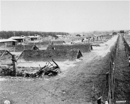 Vue de baraques après la libération de Kaufering, un sous-camp du réseau de camps de concentration de Dachau. Landsberg-Kaufering, Allemagne, 29 avril 1945.