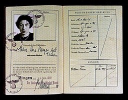 Un pasaporte expedido a Alice Mayer el 24 de febrero de 1939, en Bingen, Alemania. Ellen, la hija de Mayer, también esta nombrada en el pasaporte. Los dos nombres de la madre y de la hija incluyen el segundo nombre "Sara", que era una adición obligatoria por una ley del 17 de agosto de 1938. A partir de ese entonces, todas las mujeres judías en Alemania que tenían un nombre de origen no judío tuvieron que agregar "Sara" como un segundo nombre en todos los documentos oficiales. Los hombres judíos tuvieron que agregar el nombre "Israel". Esto permitió a los oficiales alemanes de identificarlos como judíos.