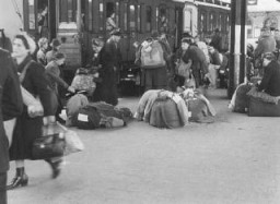 Deportazione di Ebrei tedeschi verso il ghetto di Theresienstadt. Hanau, Germania, 30 maggio 1942.