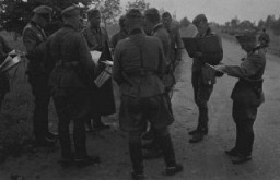Офицеры германской армии читают полученные ими распоряжения во время вторжения в СССР в 1941 году.