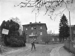 Un soldado estadounidense monta guardia frente al Instituto de Hadamar. La fotografía fue tomada por un fotógrafo militar estadounidense poco después de la liberación. Alemania, 5 de abril de 1945.