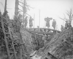 Alman birliklerinin I. Dünya Savaşı’nda Batı Cephesi’ndeki Hindenburg hattına çekilmesinin ardından eski bir Alman siperindeki İngiliz birlikleri. Bu fotoğraf, Alman siperi üzerindeki bir köprüyü gösteriyor. Gommecourt, Fransa, 1917.