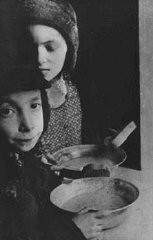 ワルシャワゲットーで、スープが入った器を持つユダヤ人の子供。1940年頃、ポーランド、ワルシャワ。
