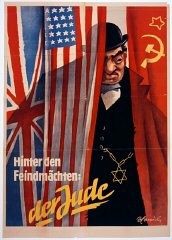纳粹宣传经常将犹太人描绘成挑起战争的阴谋家。在这里，一名刻板形象的犹太人在幕后阴谋控制由英国、美国、苏联旗帜所代表的盟国力量。标题是“强敌背后的犹太人。” 1942 年左右。
