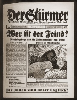 Ce numéro de 1934 de Der Stuermer, journal semi-officiel et violemment antisémite de l'Allemagne nazie, met en garde contre un programme juif visant à dominer le monde. L'article, intitulé « Qui est l'ennemi ? », accuse les Juifs de détruire l'ordre social et affirme qu'ils souhaitent la guerre alors que le reste du monde veut la paix. Der Stuermer, juillet 1934.