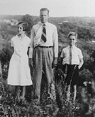 Photograph of Jan Zwartendijk with his daughter Edith and son Jan, Jr., Kovno, 1939-1940. Zwartendijk aided Jewish refugees by issuing permits for them to enter Curaçao, a Dutch colonial possession in the West Indies.