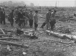 Después de la liberación de Dora-Mittelbau, los residentes alemanes locales debían enterrar los cuerpos de las víctimas del campo. Dora-Mittelbau, Alemania, después del 15 de abril de 1945.
