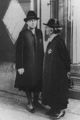 دو زن یهودی آلمانی که ستاره زرد داوود را بر لباس دارند. آلمان، 27 سپتامبر 1941.