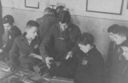 Gyermek kényszermunkások egy asztalosműhelyben. Kaunasi gettó, Litvánia, 1941 és 1944 között.