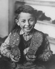 Criança judia refugiada, que escapou do leste da Europa como parte de uma fuga organizada pelos israelitas (movimento denominado Brihah).  Esta foto o mostra trabalhando como aprendiz na casa para crianças judias deslocadas de guerra, em Selvino, na Itália. 20 de outubro de 1946.