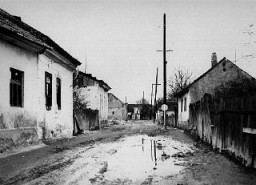 Покинутая жителями улица в гетто г. Сигету-Мармацией. Фотография сделана после депортации населения гетто. Сигету-Мармацией, Венгрия, май 1944 года.