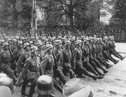 Niemieckie oddziały paradujące ulicami Warszawy po zwycięskiej inwazji na Polskę. Warszawa, Polska, 28–30 września 1939 r.