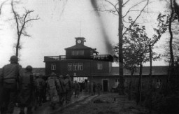 수용소 해방 후에 미군 병사가 부헨발트 집단 수용소로 들어오고 있다. 독일, 부헨발트, 1945년 4월 11일 이후.