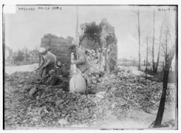 Egy férfi, egy nő és egy gyermek egy elpusztított lengyel ház romjai között kutat az I. világháborúban. Kb. 1915. október 18.