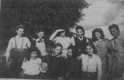 Jeunes réfugiés juifs, sur une filière d’évasion de la France vers la Suisse, au home de l’OSE (Œuvre de Secours aux Enfants). Couret, France, vers 1942.
