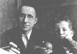 برتولت برشت (سمت چپ)، نمایشنامه‌نویس و شاعر مارکسیست و از مخالفان سرسخت نازی‌ها بود. او کمی پس از به قدرت رسیدن هیتلر از آلمان گریخت. در این عکس برشت به همراه پسرش، استفان دیده می‌شود. آلمان، ۱۹۳۱.