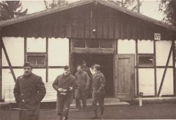Soldados norte-americanos ao término de sua inspeção no primeiro crematório de Dachau. Dachau, Alemanha. Foto de 18 de novembro de 1945.