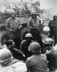 Miembros de la 12ª División Blindada, que incluía pelotones de afroamericanos, esperan sus órdenes. Alemania, abril de 1945.
