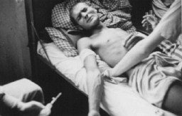 바닷물을 음료로 만들고자 하는 나치의 의학 실험에 이용된 로마니(집시) 희생자. 독일, 다하우 집단 수용소, 1944년.
