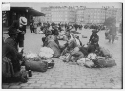 Refugiados en la Gare de Lyon en Paris durante la Primera Guerra Mundial. Paris, Francia, fotografía tomada entre 1914 y 1915.